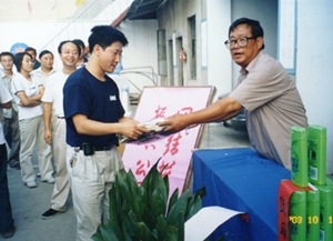 迎国庆体育活动-发奖